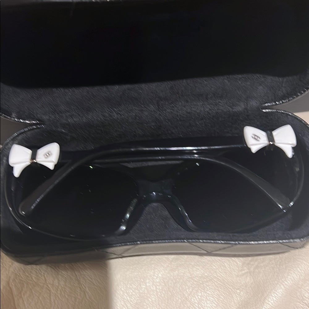 Chic Chanel bow Black Sunglasses - Picture 5 of 9